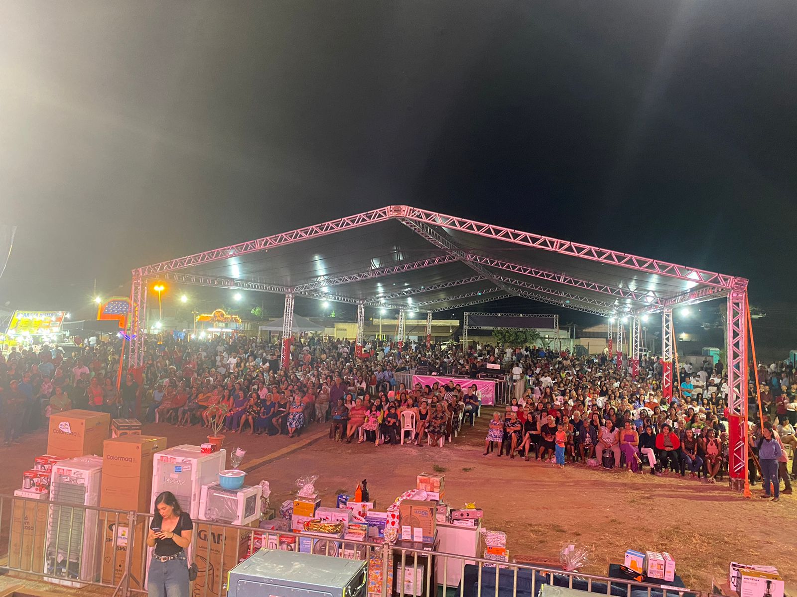 Homenagem às Mães: Um Sucesso de Público na Praça das Lavadeiras no municipio de Nova Roma!