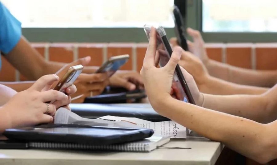 Restrição ao uso do celular nas escolas já está valendo